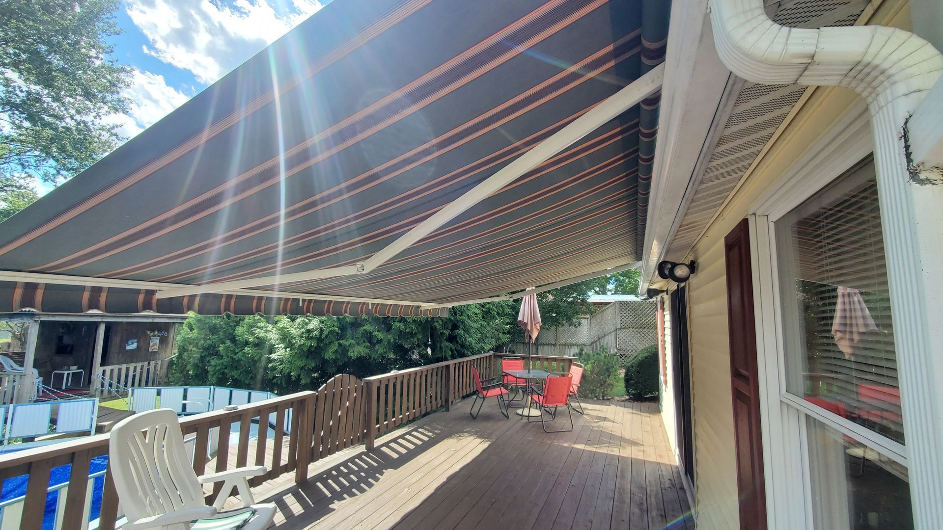 retractable awnings poolside
