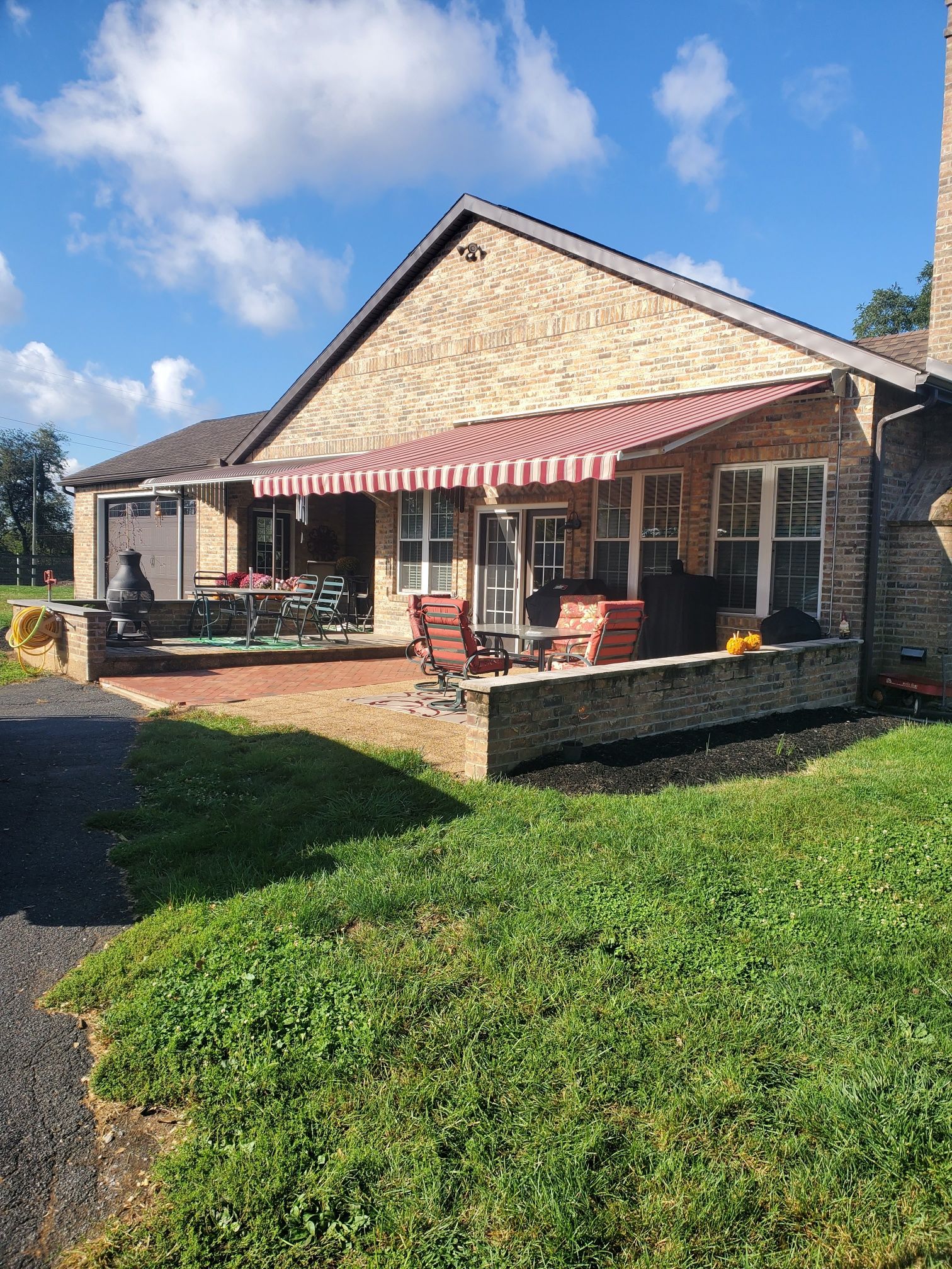 white red stripes retractable awning