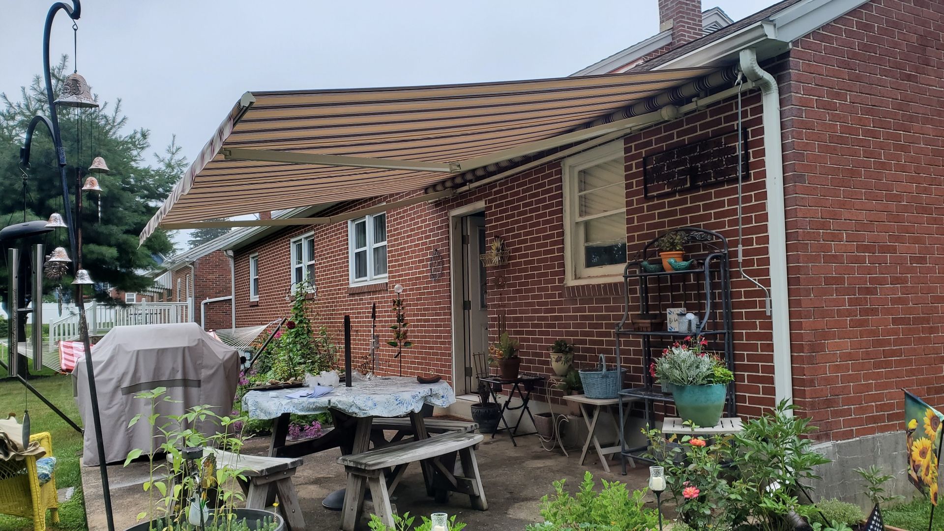 retractable awning side view