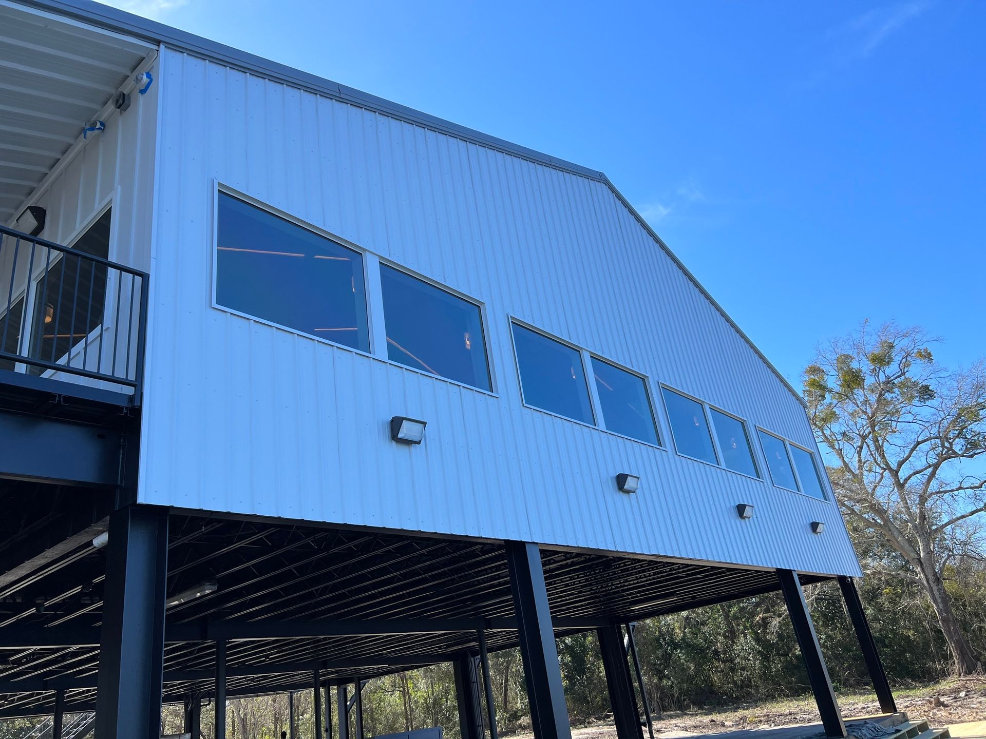 A large white building with a lot of windows and a balcony.