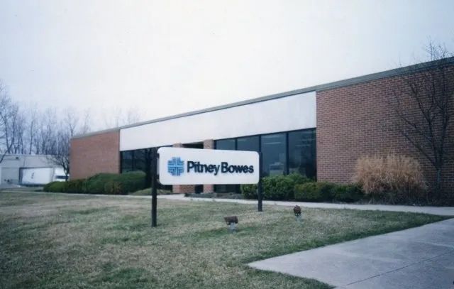 A building with a sign in front of it that says piney bowes