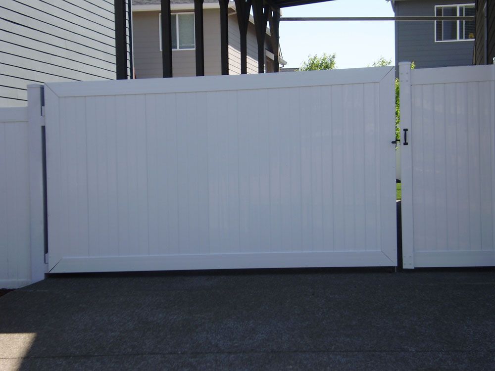 A white fence with the letter i on it