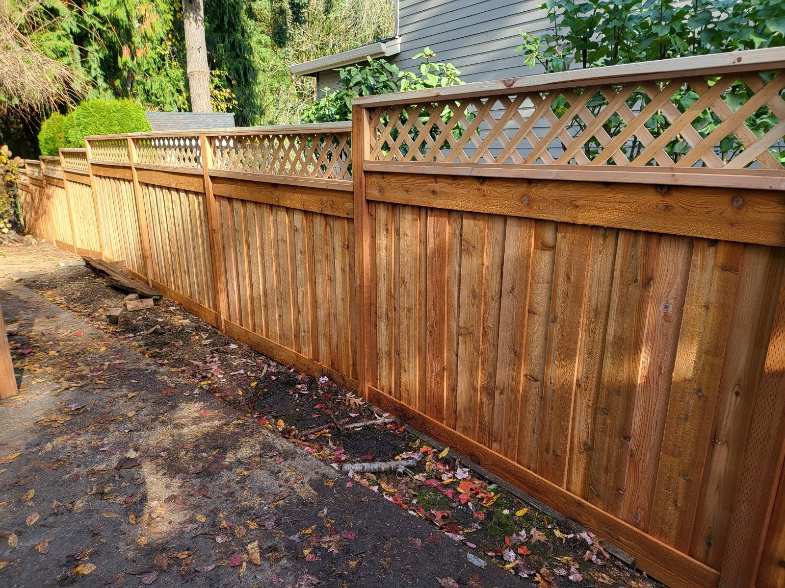 A wooden fence with a lattice top