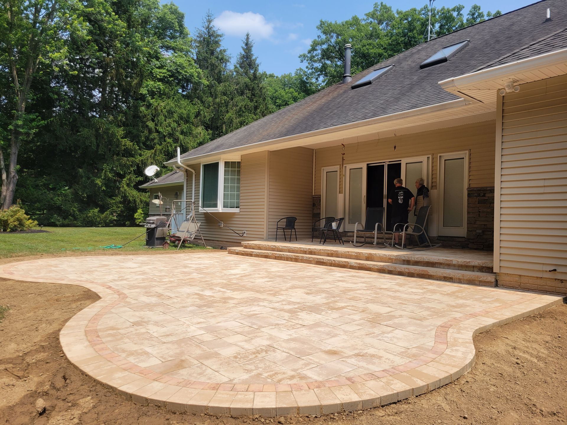travertine stone patio with double border close up