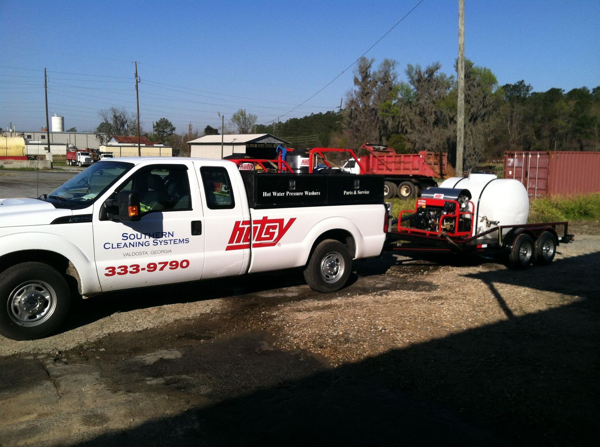 A white truck with the word btsy on the side