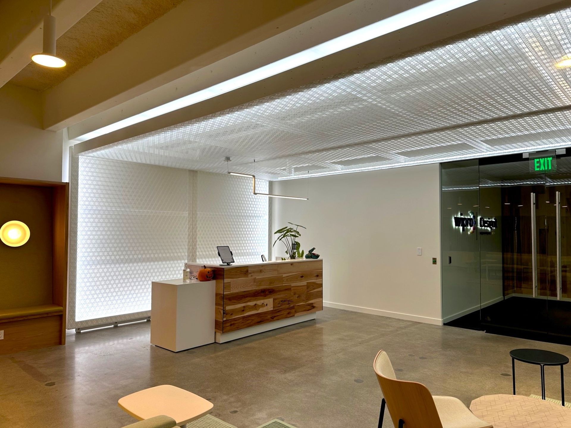 Reception area with a wooden reception desk, white walls, and a decorative ceiling.
