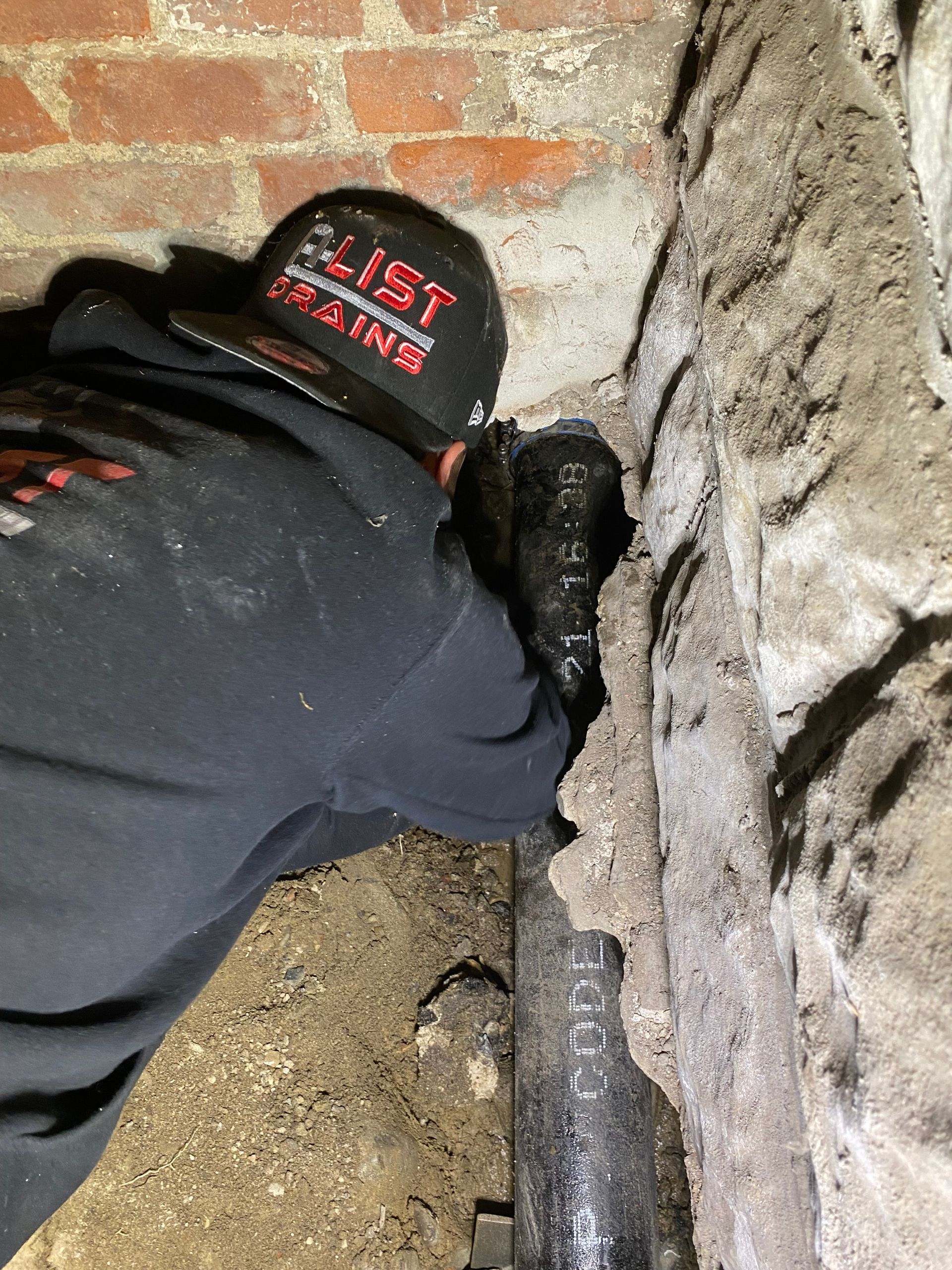 A man wearing a hat that says 'alist' on it