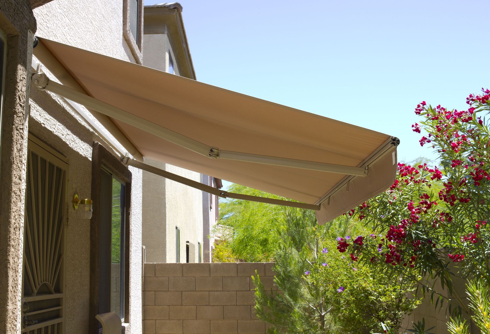retractable awnings