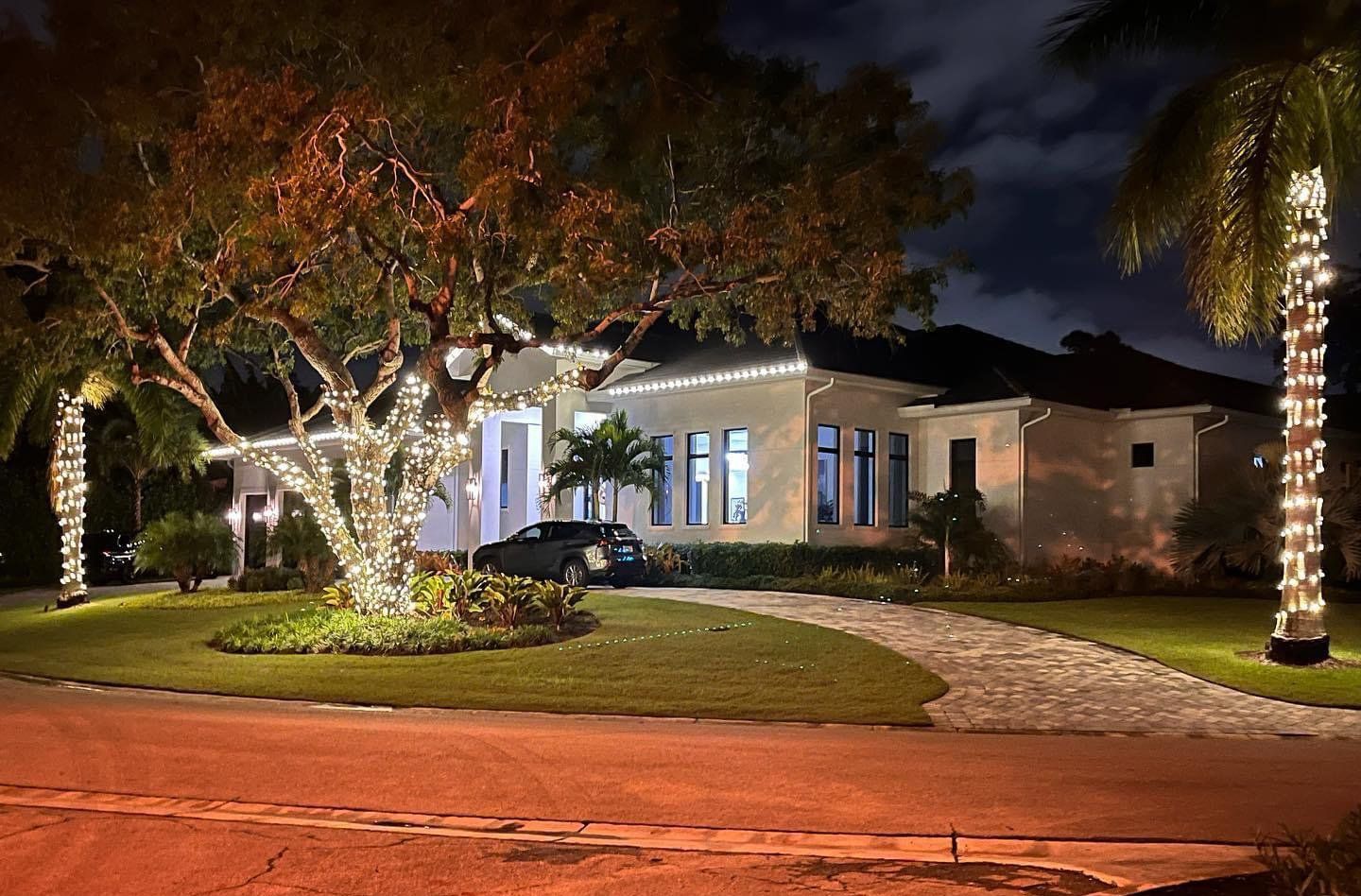 Light Hanging Service Naples, FL Paradise Lights