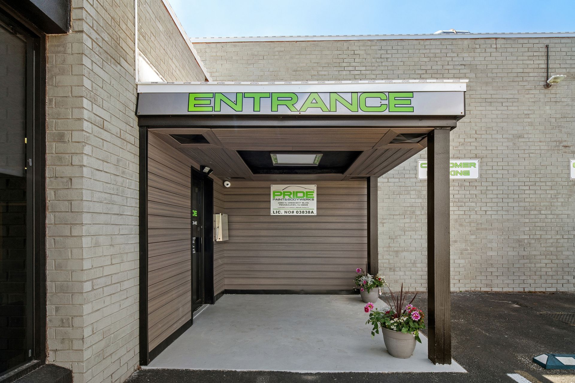 An entrance to a building with a sign that says entrance