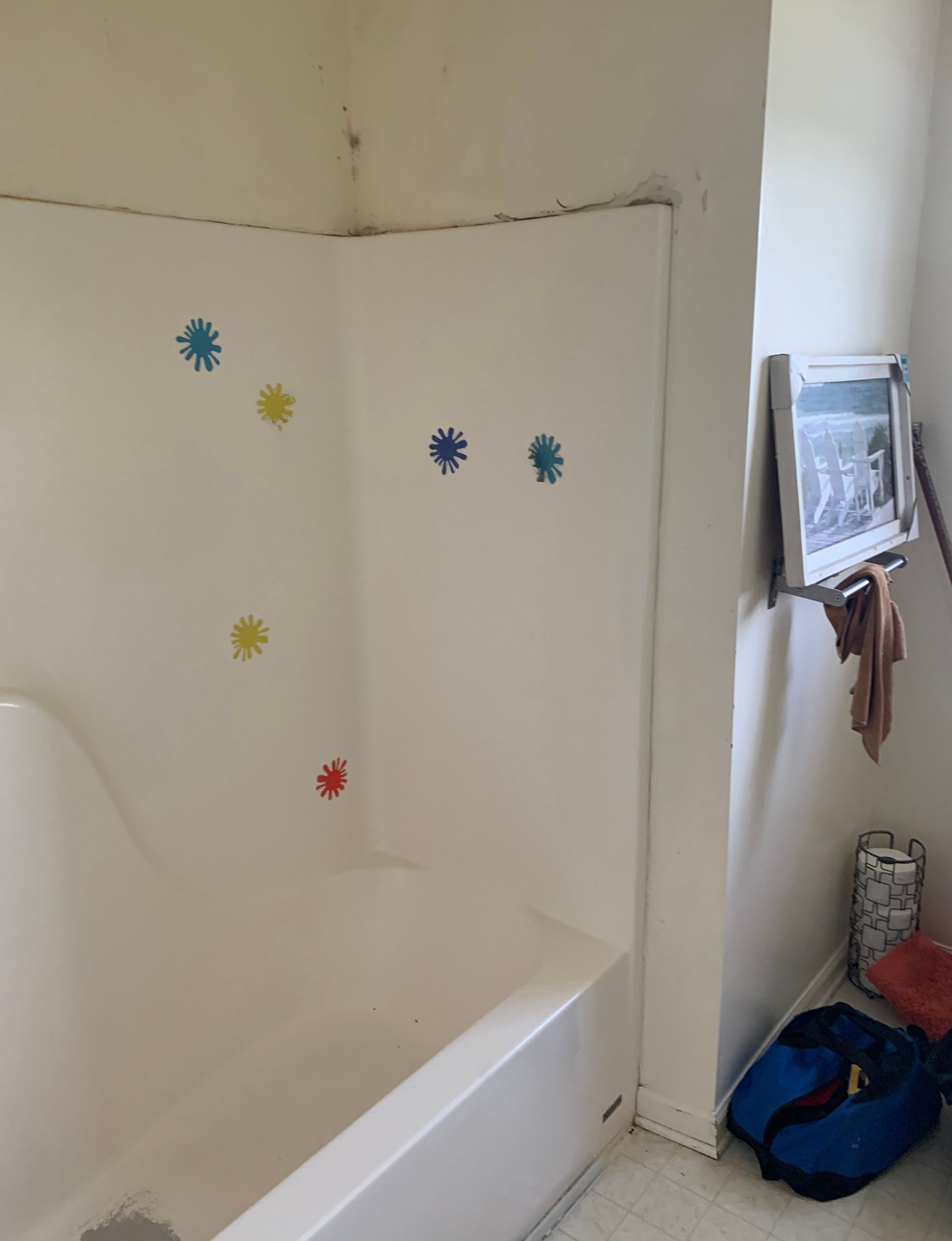 Bathroom corner with a tub/shower - before