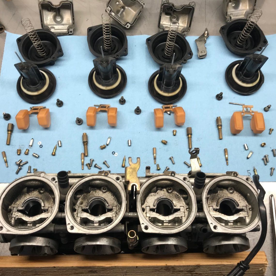 A bunch of carburetors are sitting on a table