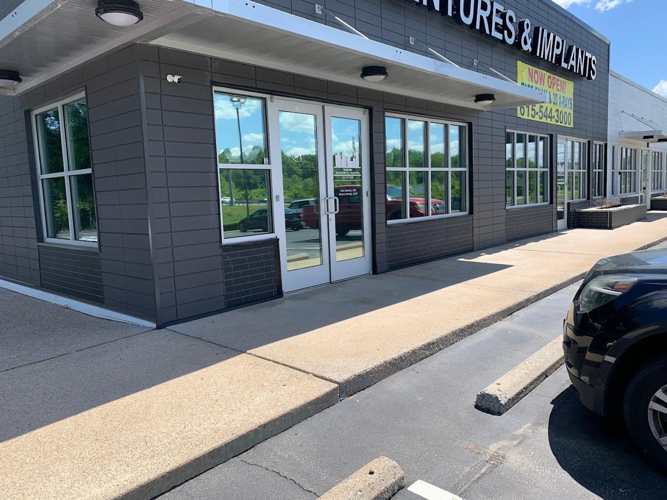 commercial glass doors and windows cleaning