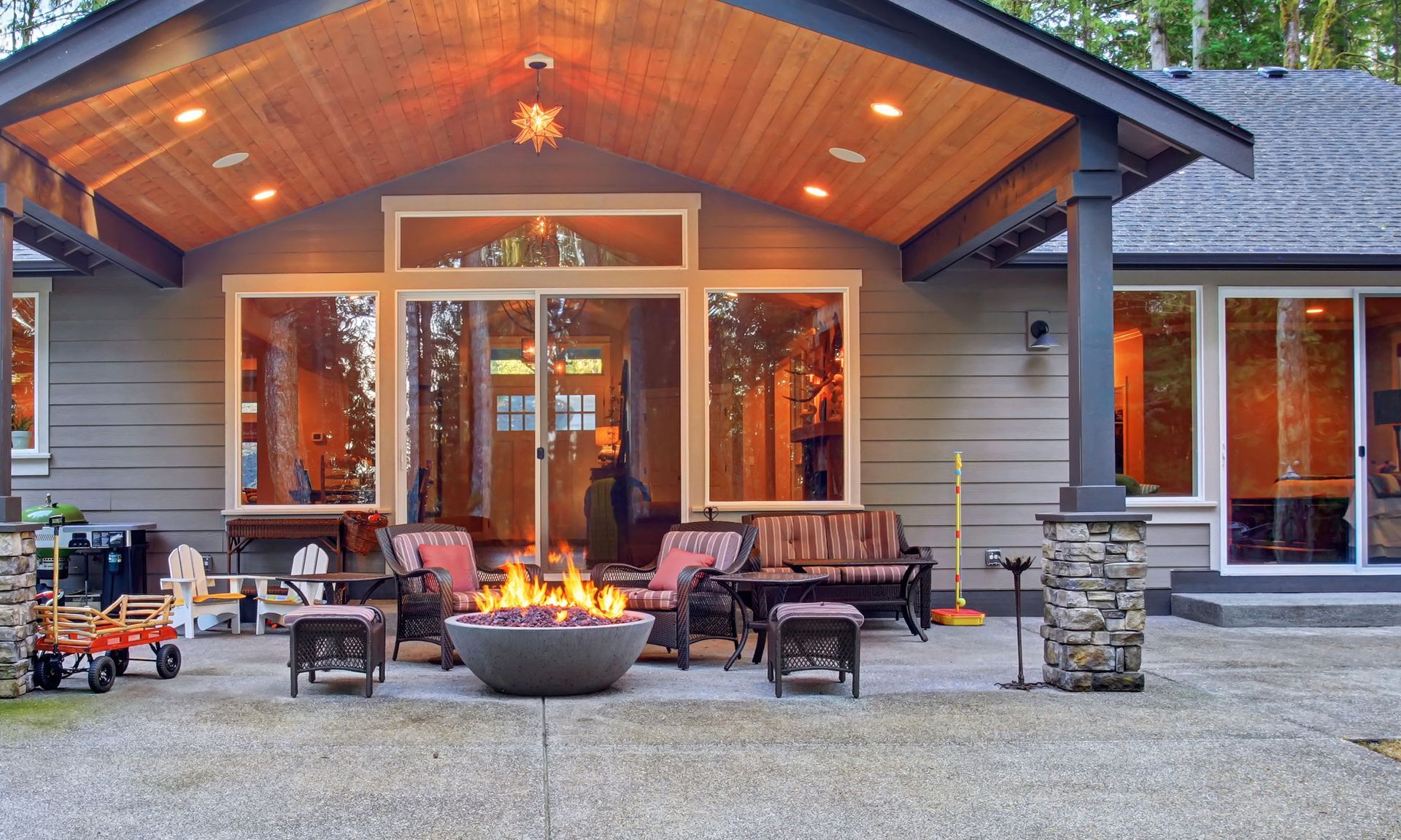 there is a fire pit in the backyard of a house.