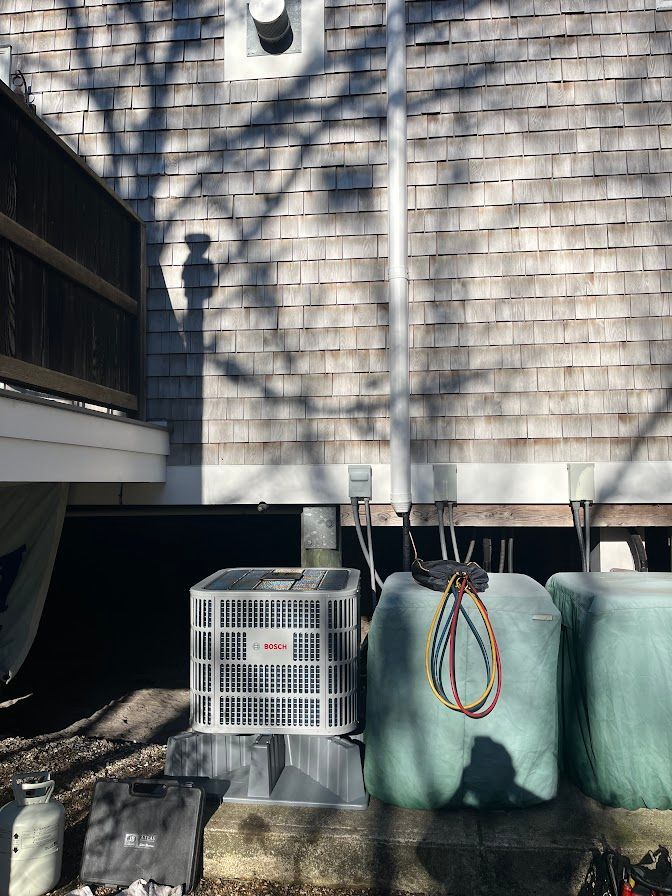 an air conditioner is sitting on the side of a house