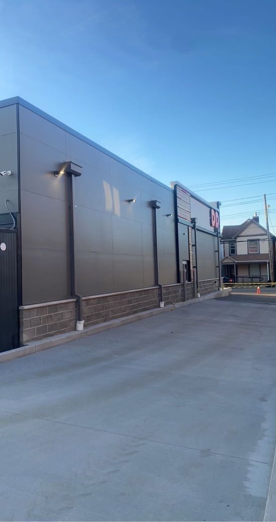 A large building is sitting on the side of a road.