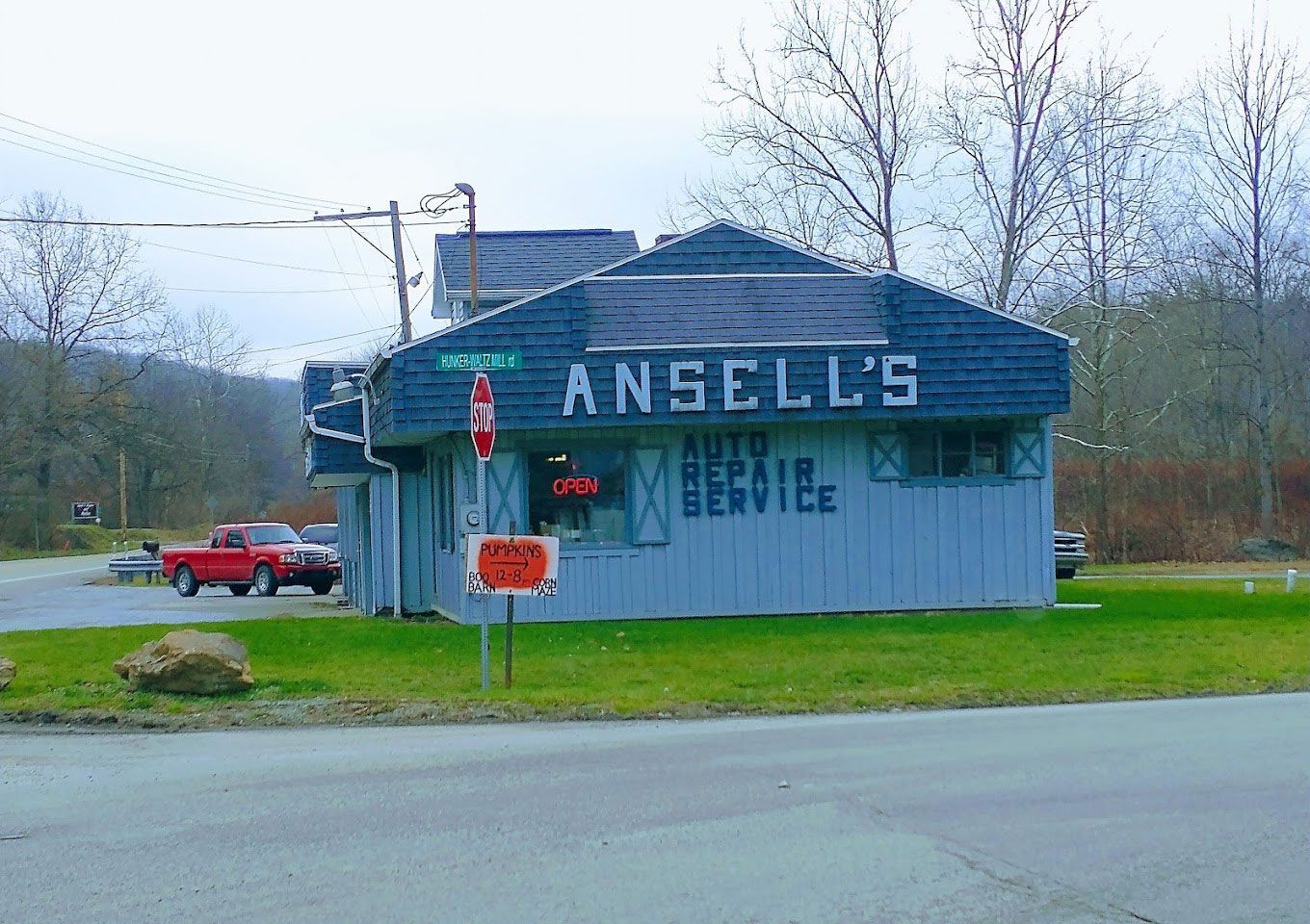 A small building that says ' ansell 's ' on it