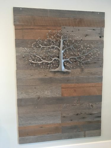 A picture of a tree on a wooden wall