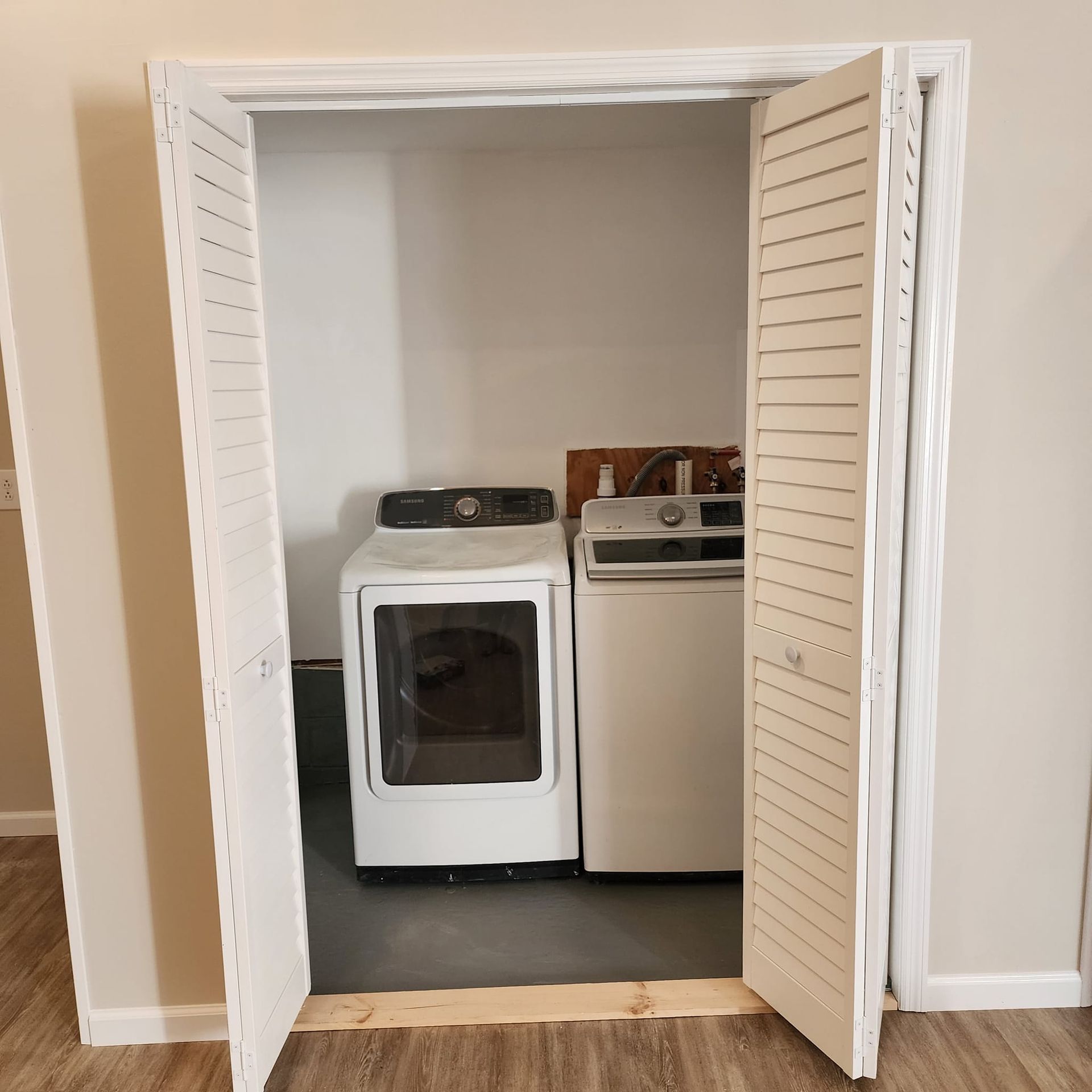 A laundry room with a washer and dryer in it
