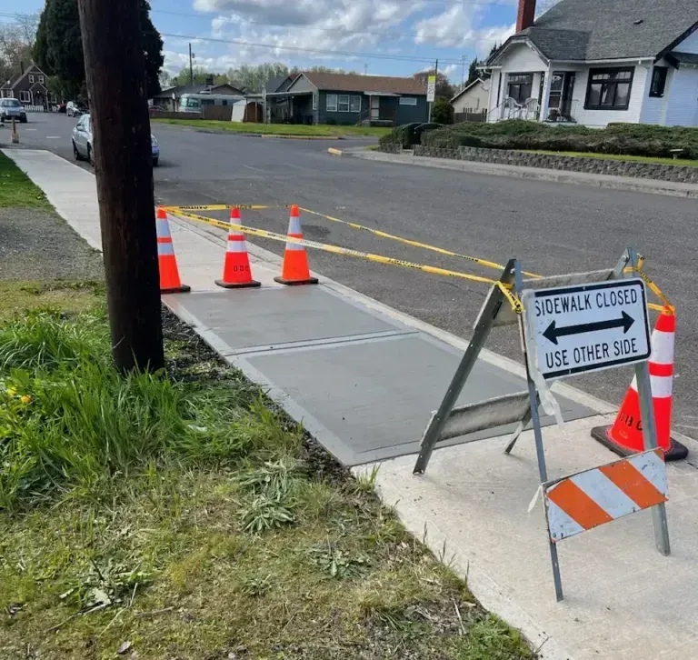 A sidewalk with a sign that says sidewalk closed