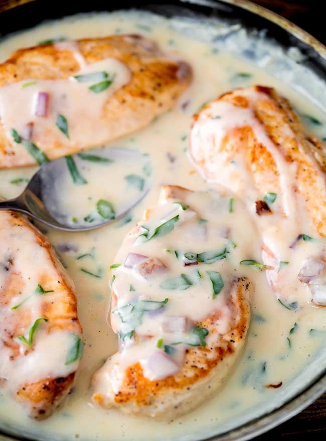 Chicken breasts in creamy sauce with herbs and onion.
