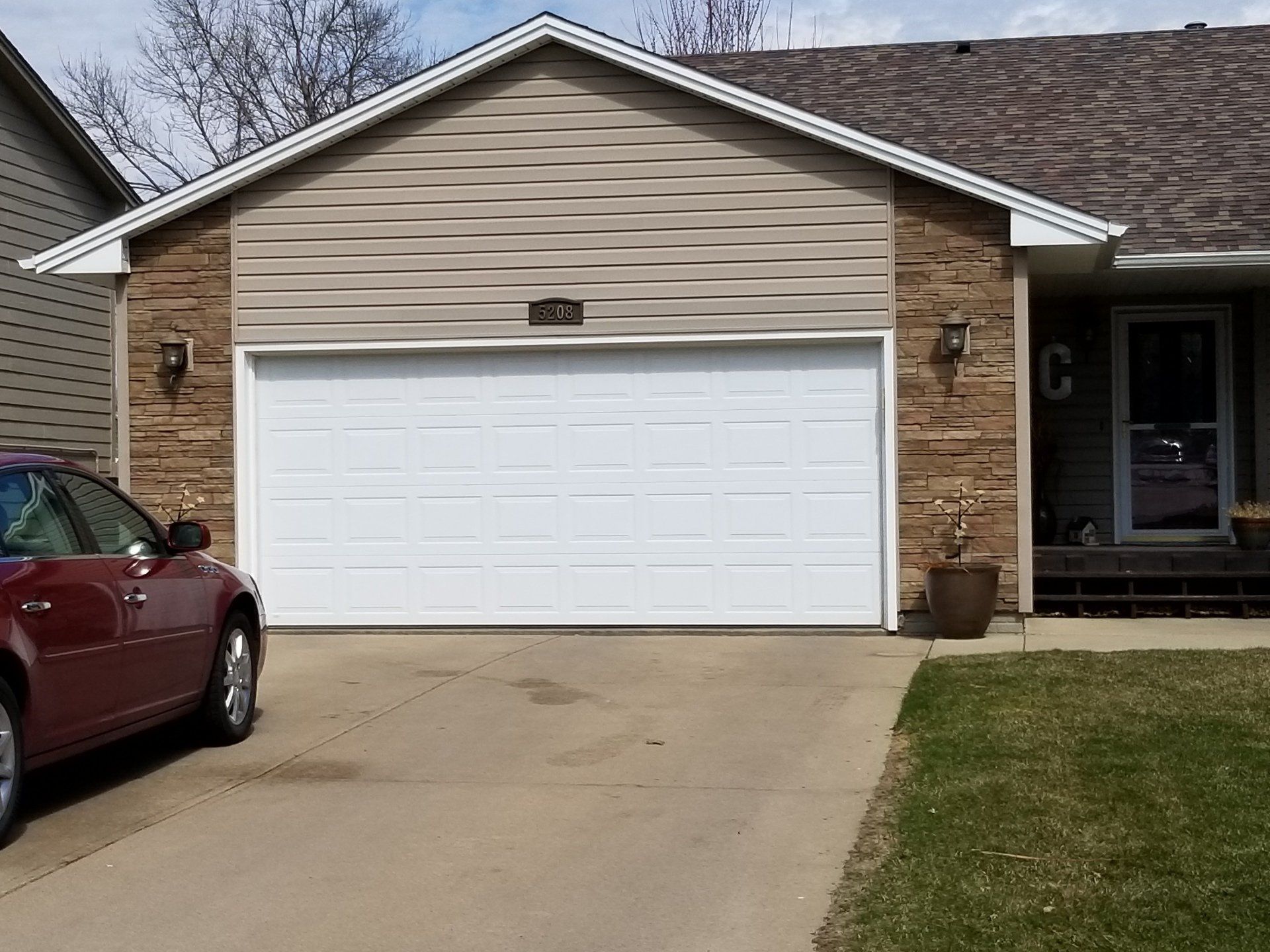 Vinyl siding with Versetta stone