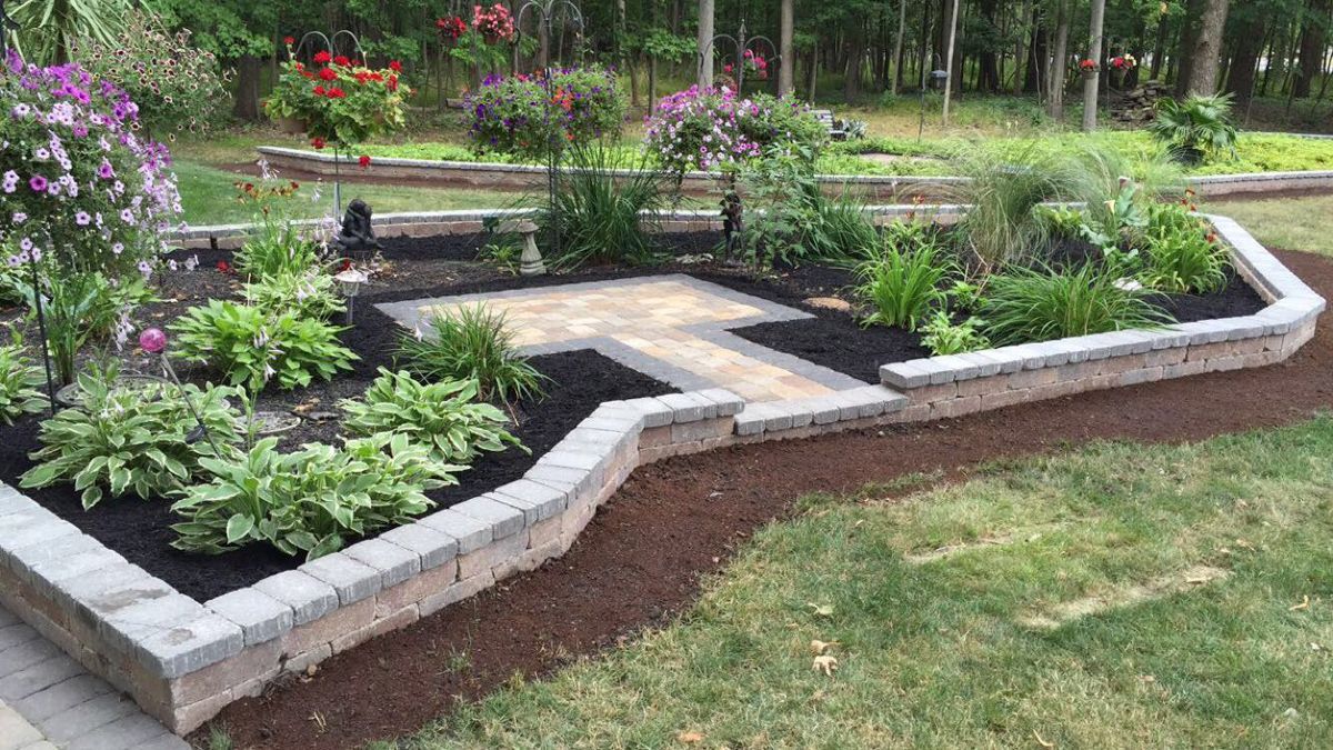 A garden filled with lots of plants and flowers.
