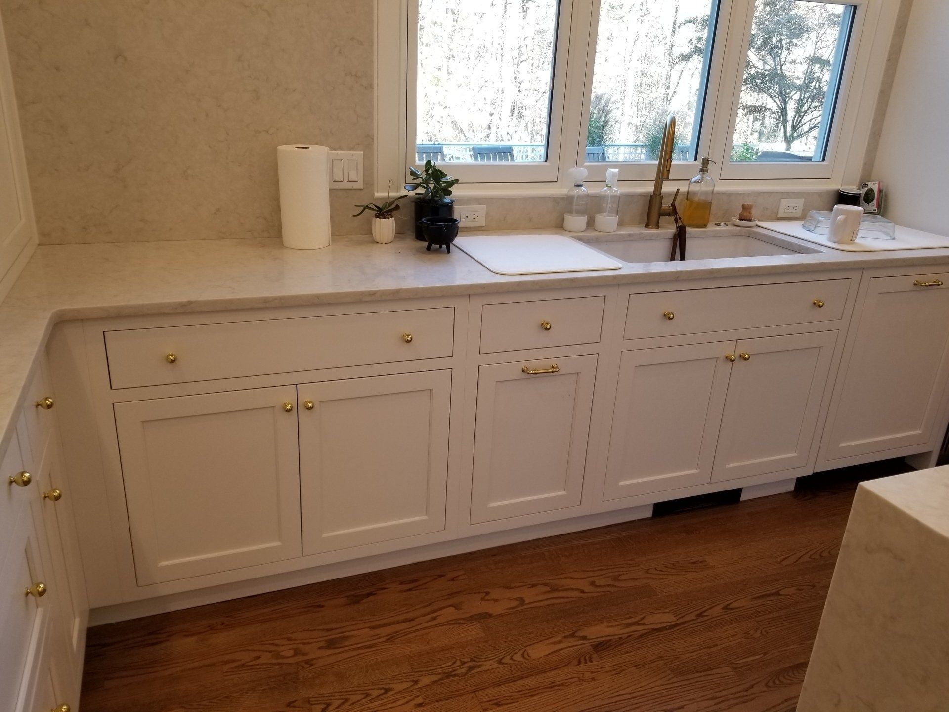 white kitchen cabinets