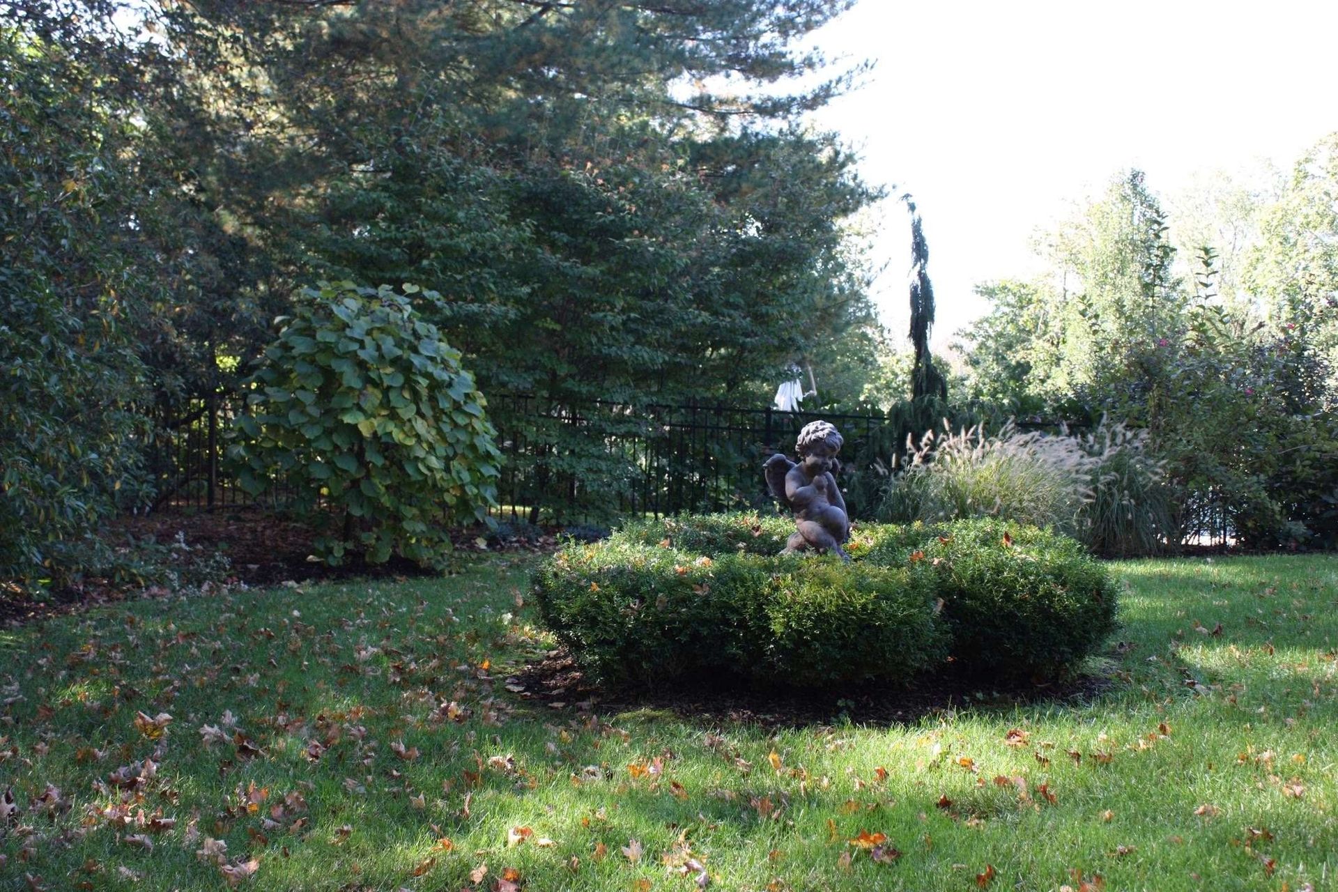 A garden with a statue in the middle of it
