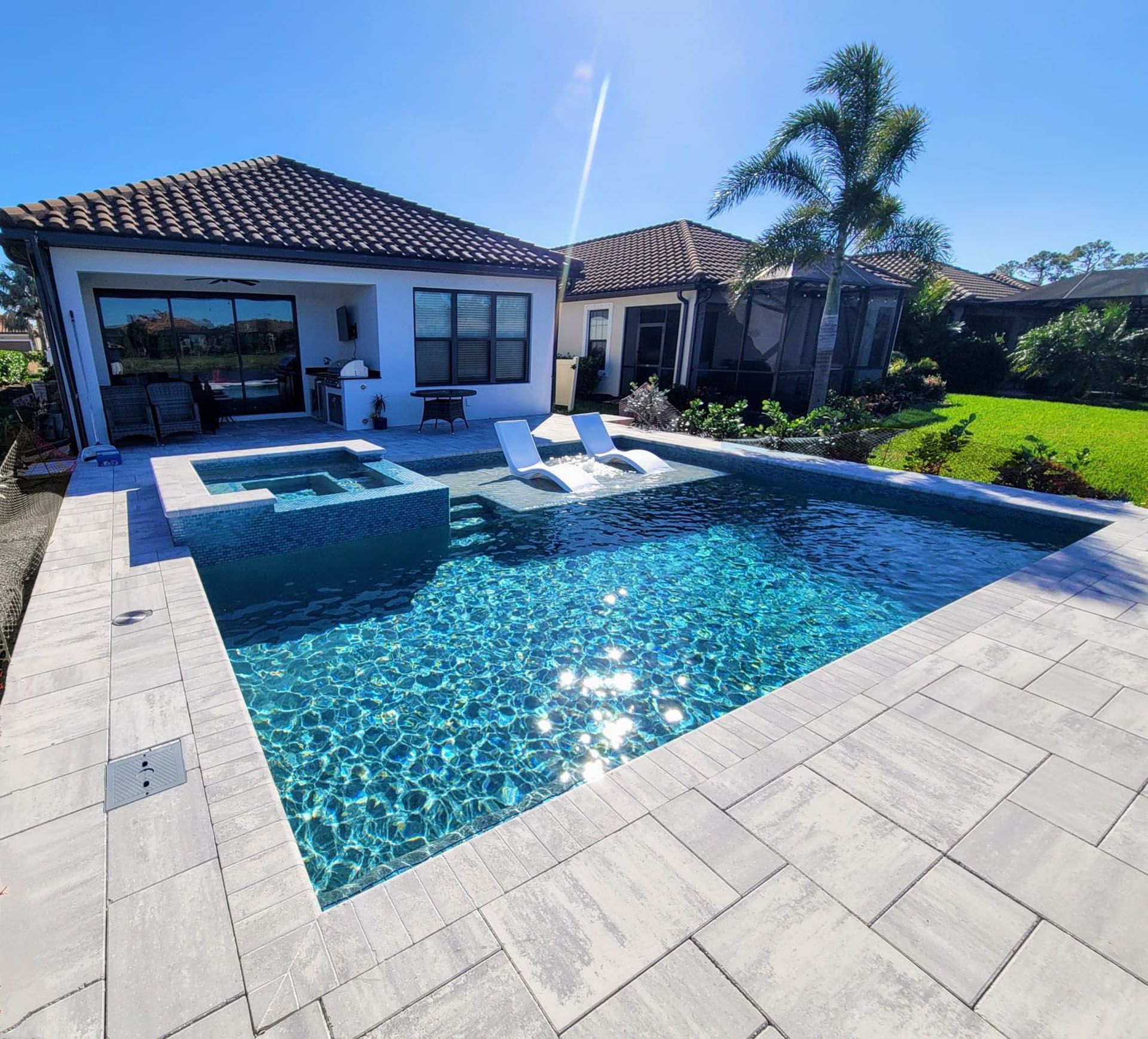 Linda - A large swimming pool with a hot tub in the middle.