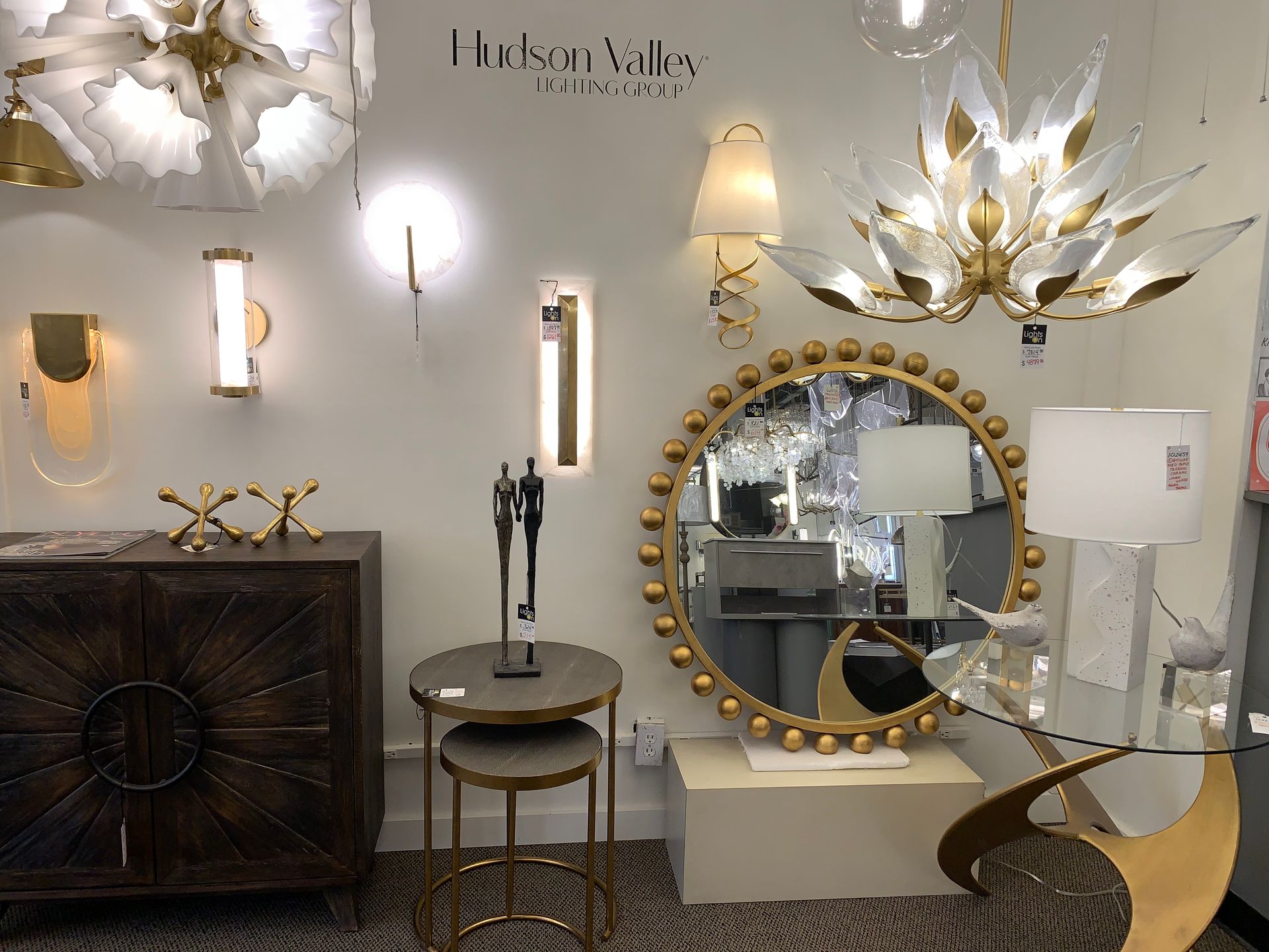 A room filled with furniture and lamps and a mirror.