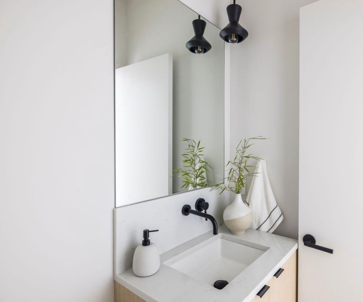 A bathroom with a sink and a mirror