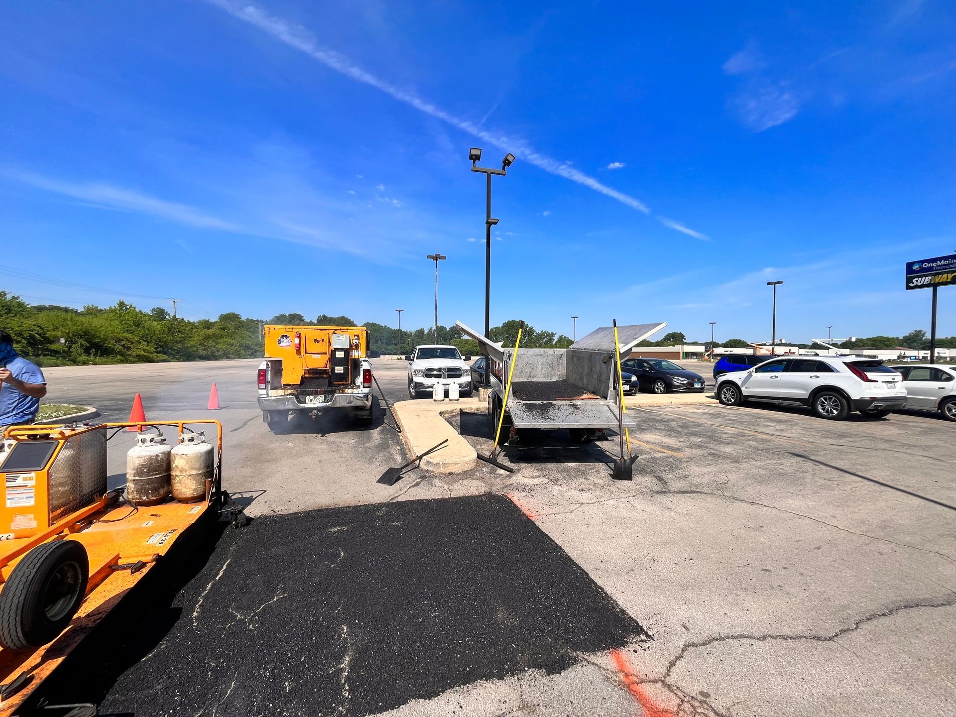 A parking lot with a lot of cars parked in it