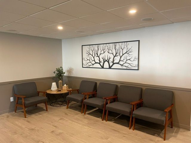 Waiting room with a table and chairs