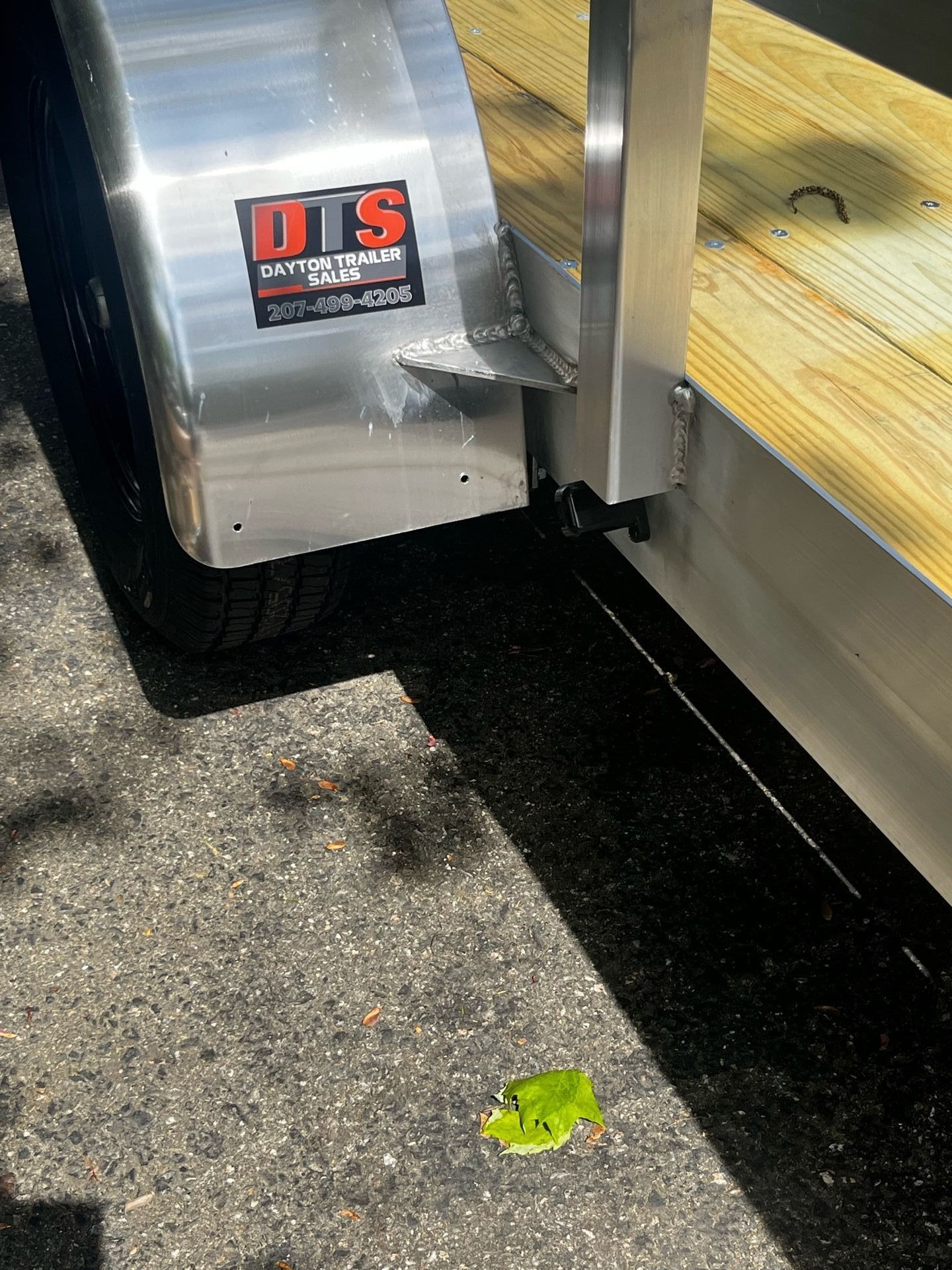 A metal object with the word ds on it