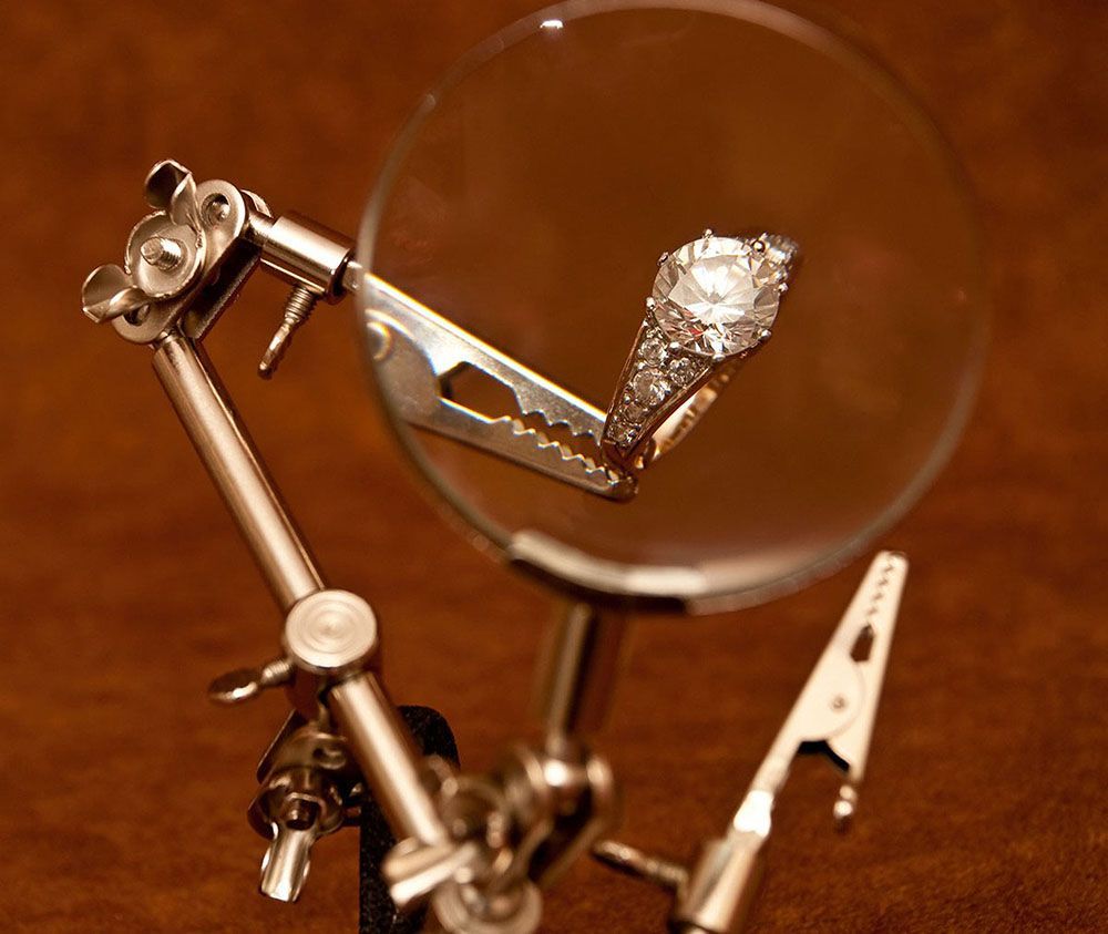 a magnifying glass with a ring in it.