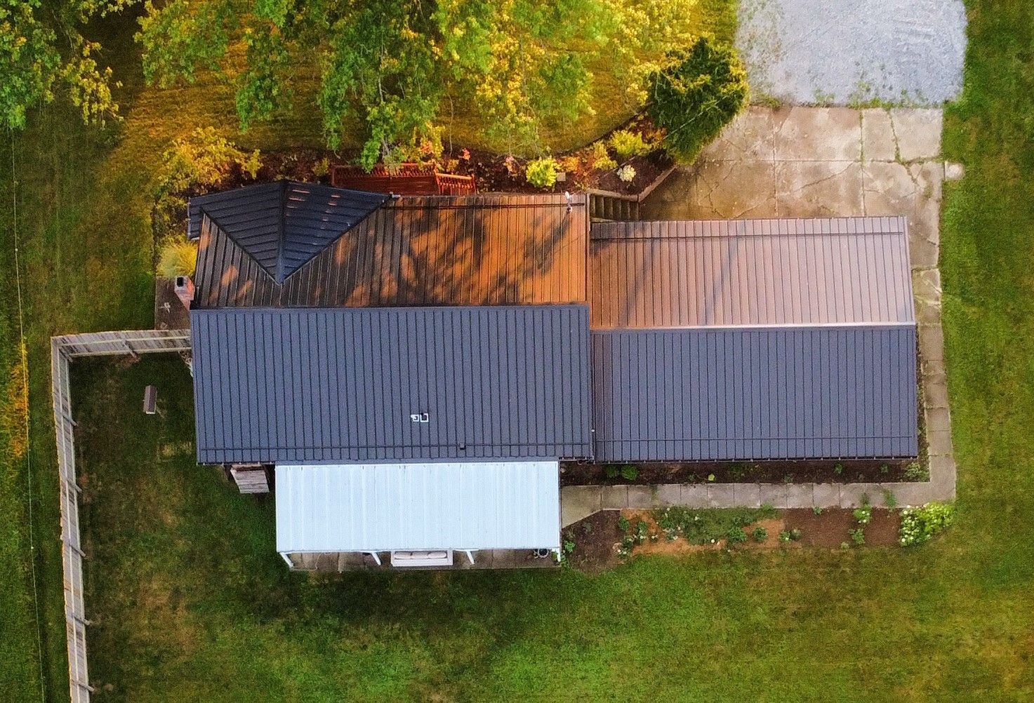 An aerial view of a house in the middle of a field.