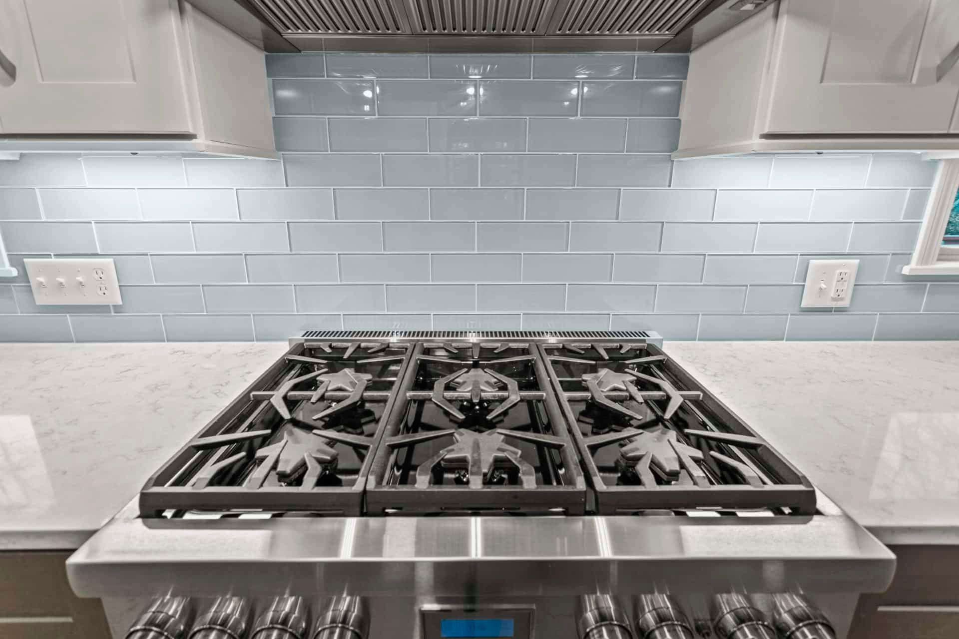 A stainless steel stove top oven is sitting on top of a kitchen counter.