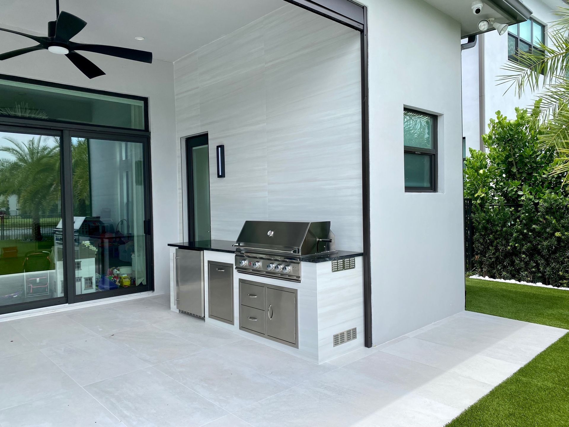 Sleek outdoor kitchen with stainless steel grill and countertops in Fort Lauderdale, FL.