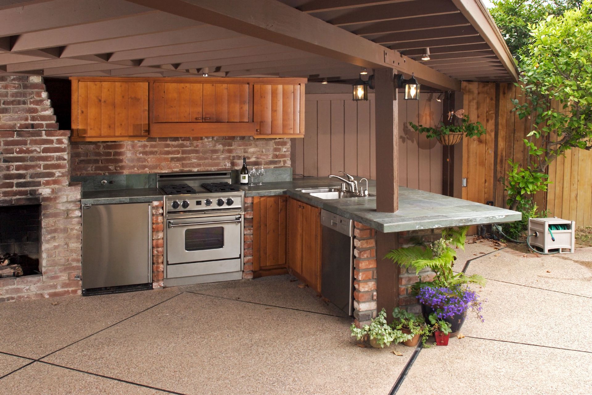 outdoor kitchen installers