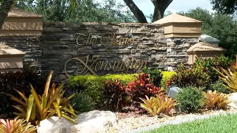 A stone wall with the word kensington on it