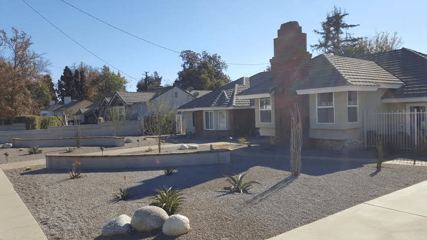 Beautiful outdoor space with large rocks
