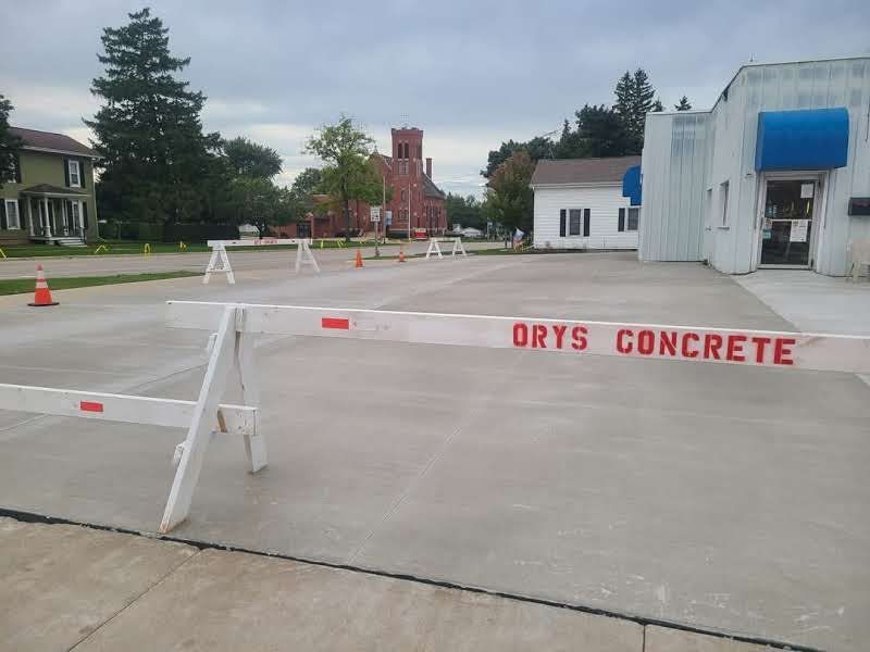 A concrete driveway with a sign that says dry concrete