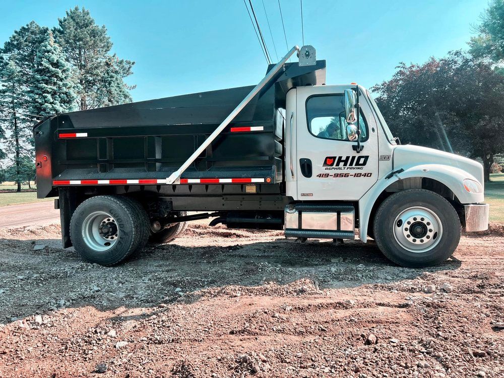 Asphalt paving truck