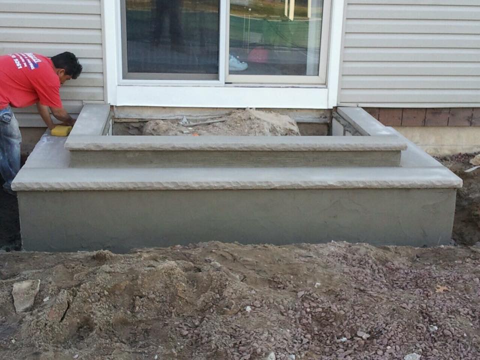 A man wearing a red shirt that says ' united states ' on it