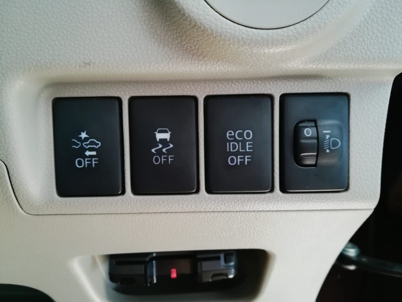 Dashboard buttons: Stability control, Eco Idle, fog lights, and parking sensor deactivation.