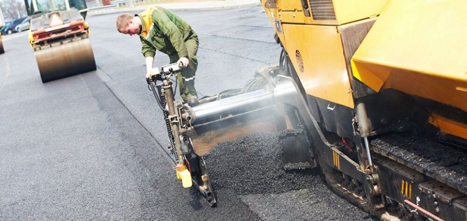 compactor lays asphalt