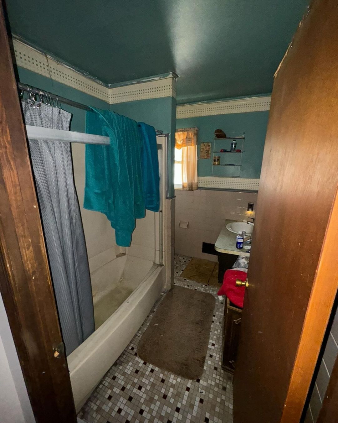 A bathroom with a bathtub and a shower curtain