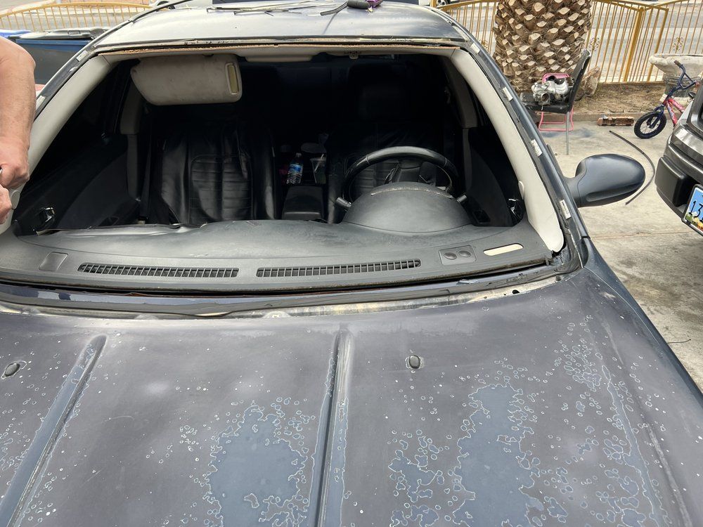 A old car with out windshield glass