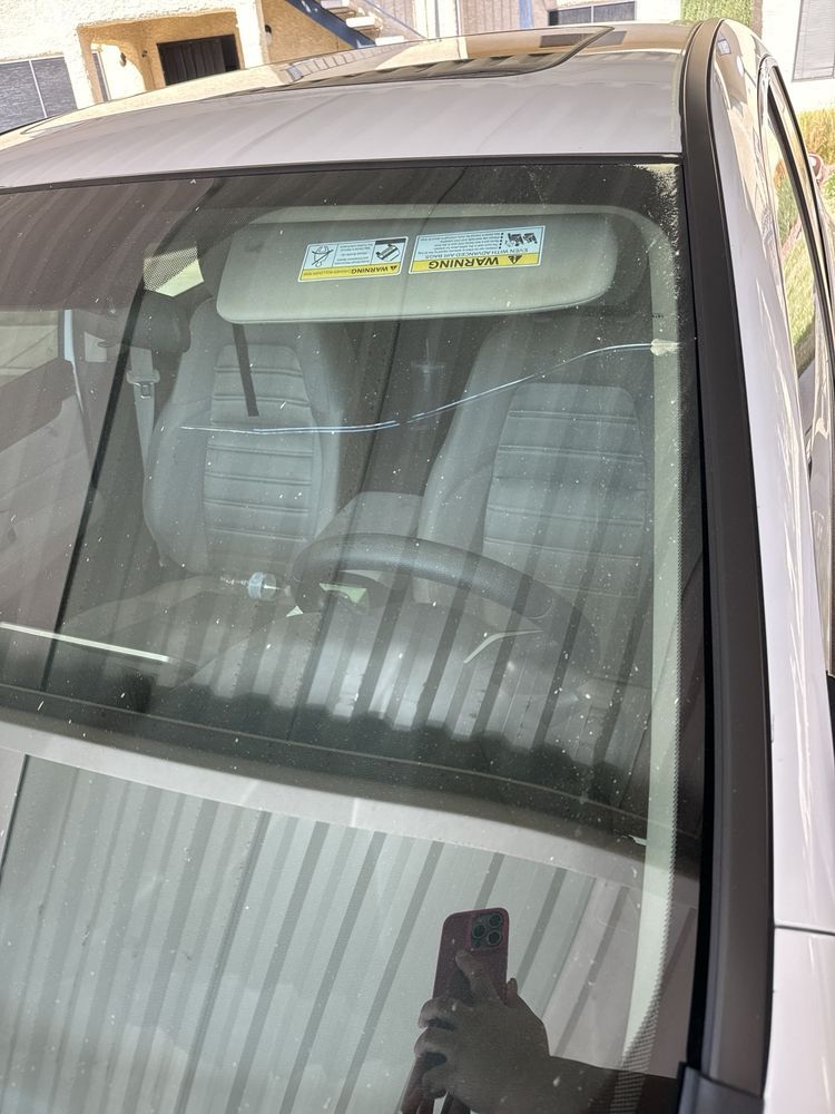 A old car with out windshield glass